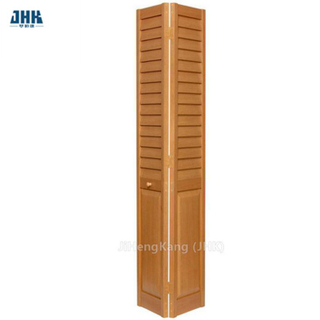 Porta veneziana de madeira interior do quarto