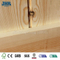 Através da porta de madeira de pinho estilo X Design