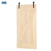 Porta de celeiro de madeira maciça com design de painel de madeira